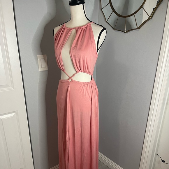 Peekaboo Maxi Dress 🌸 - Picture 2 of 9